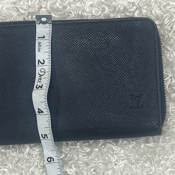 Louis Vuitton Women’s Zip Wallet - Picture 4 of 9